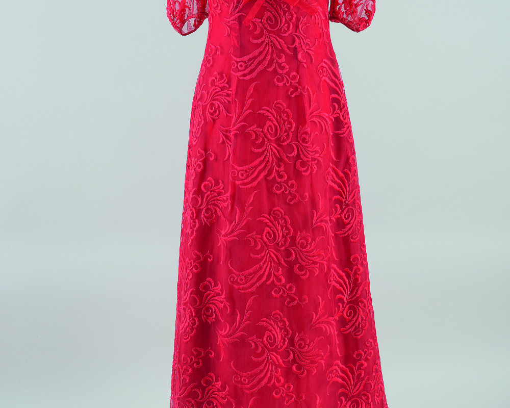 11pta_Rotes Abendkleid aus TuÌˆllspitze, um 1975