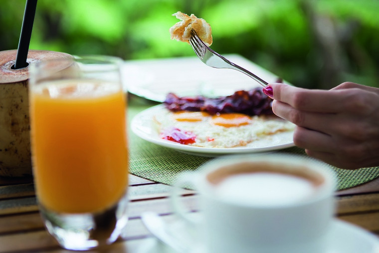 Frühstück mit Spiegelei und Kaffee