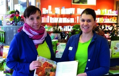 Melanie Rausch und unsere Autorin Sarah Siegler (r.)
arbeiten gemeinsam in der Ertelt-Apotheke in Bisingen
und betreuen ein Ernährungsprogramm.