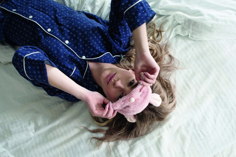 Frau mit Schlafmaske im Bett