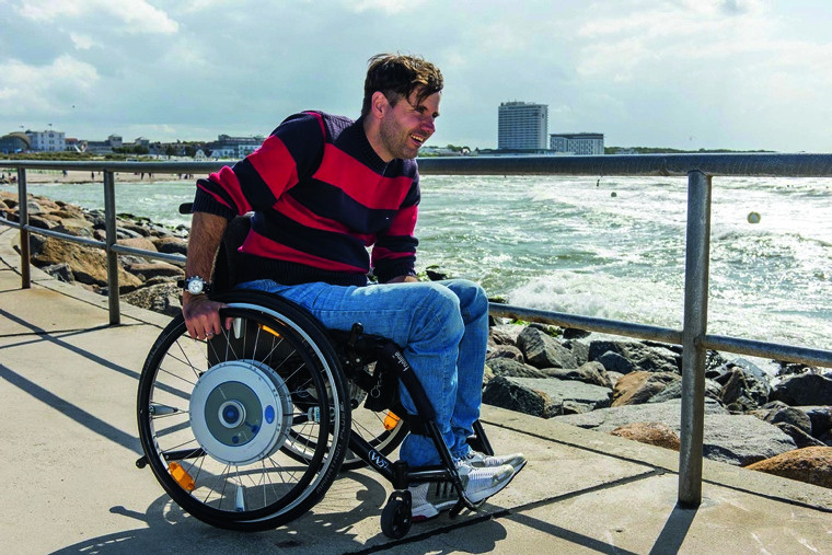 Rollstuhlfahrer  am Meer