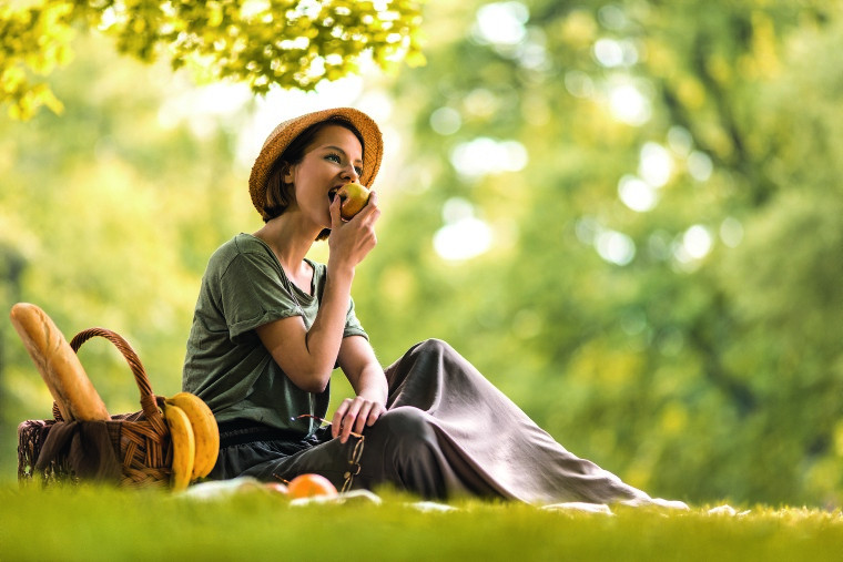 Frau picknickt