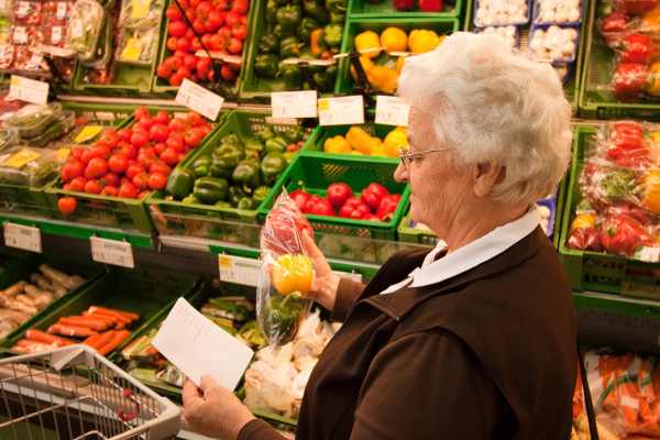 Seniorin beim Einkaufen