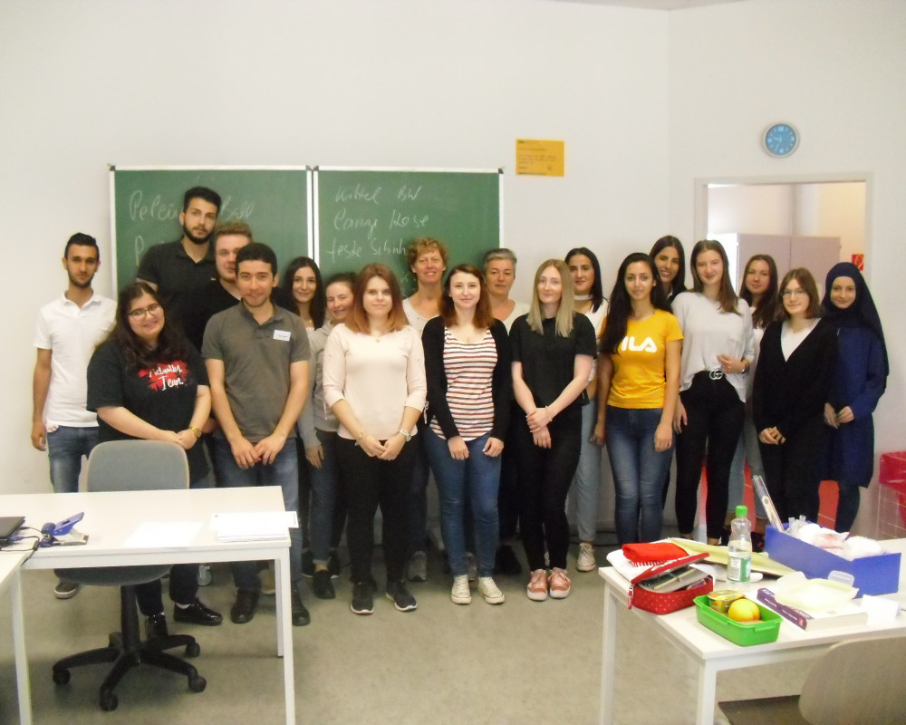 Die Neuen: Die Klasse PTA 9 in Lörrach kurz vor dem ersten Laborunterricht am zweiten Schultag