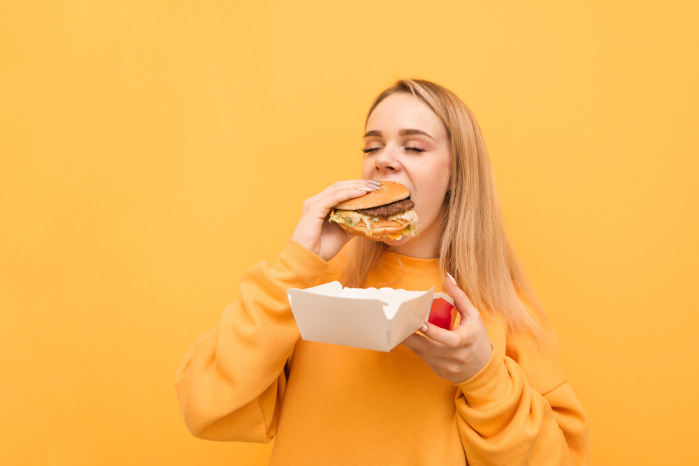 Frau mit Burger