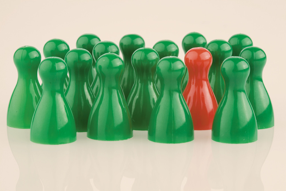 Nicht richtig integriert: Rote Spielfigur unter ganz vielen grünen Spielfiguren Nicht richtig integriert: Rote Spielfigur unter ganz vielen grünen Spielfiguren