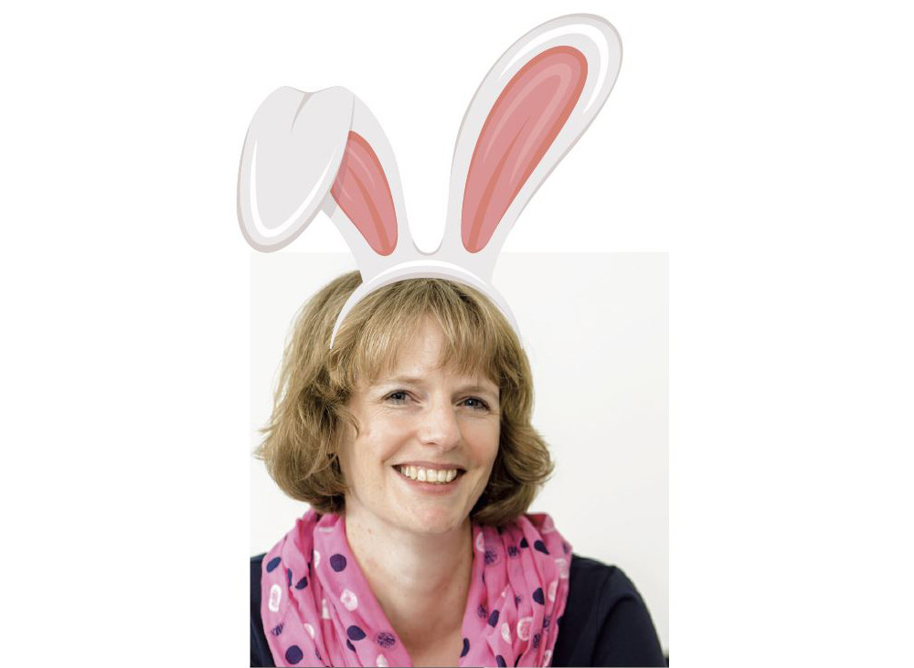 
Kirsten Bechtold, Redakteurin

Was macht man zu Ostern mit achtjährigen Mädchen? Richtig, basteln und Ostereier färben. Und so werden bei mir zu Hause klassischerweise Eier ausgepustet, hübsch verziert und an einen Strauß aus Zweigen, Tulpen und 