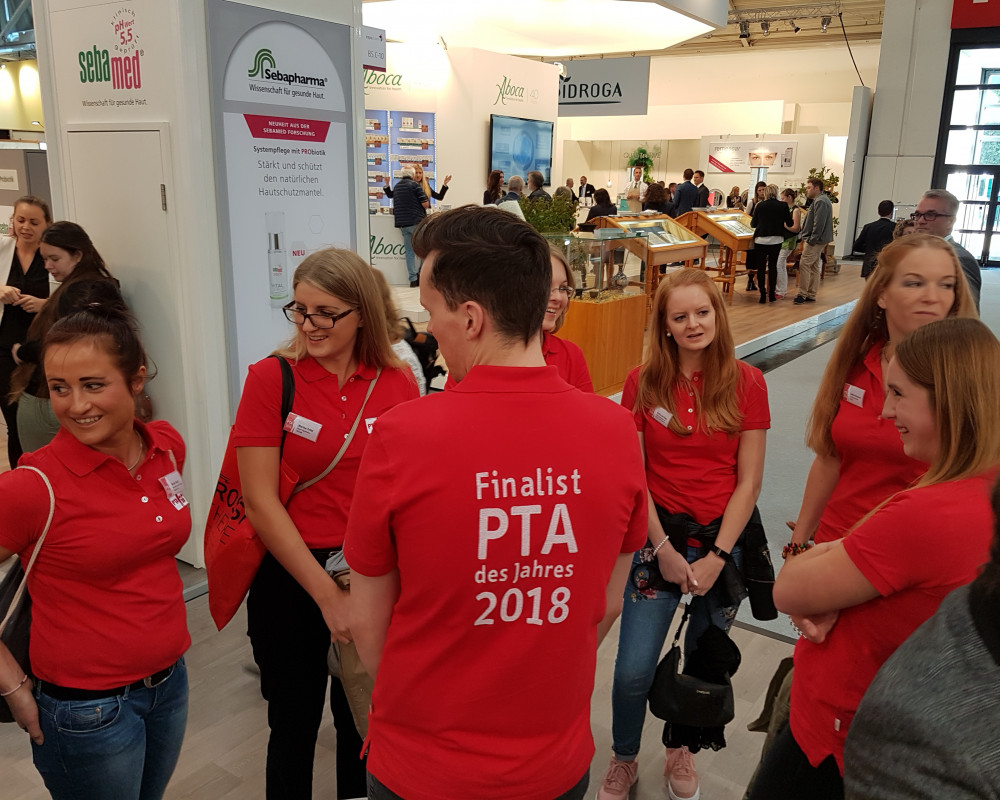 Erstes Kennenlernen der Finalistinnen am Stand von PTA des Jahres.