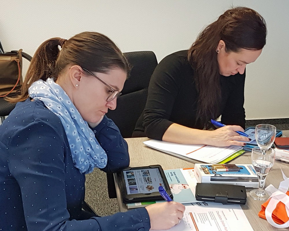 Sarah Siegler (links) und Lorena Denoville bewerten die News auf der Webseite von DAS PTA MAGAZIN