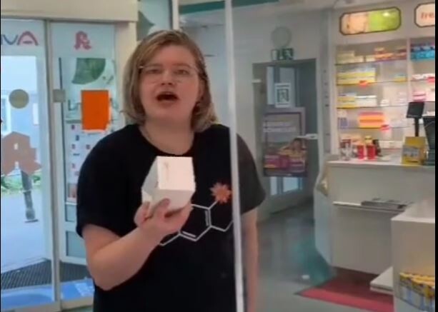 PTA Paulina Gramulla spielt eine wütende Apothekenkundin