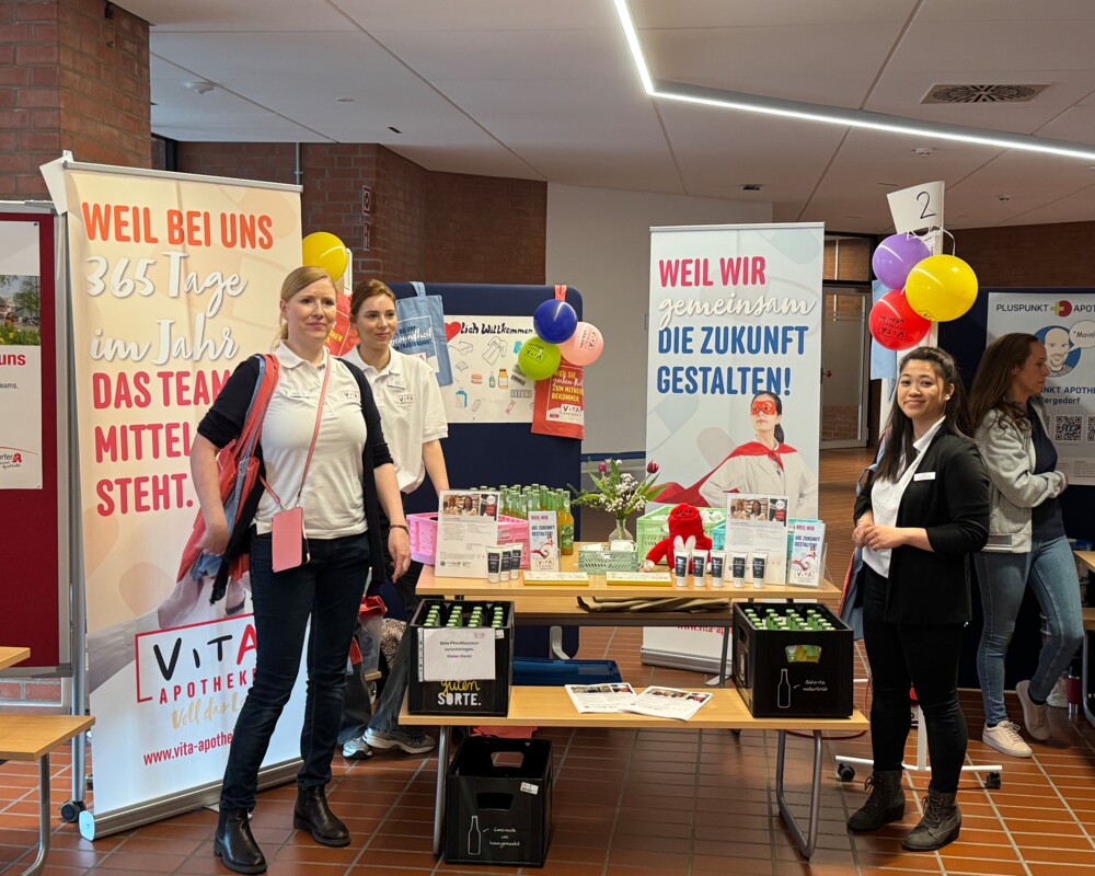 Mitarbeiterinnen der Vita Apotheke freuen sich auf die Schüler:innen der BS 06. Mitarbeiterinnen der Vita Apotheke freuen sich auf die Schüler:innen der BS 06.