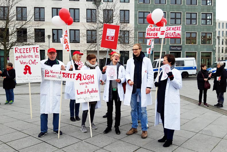 Gruppe Apotheker mit Protestplakaten
