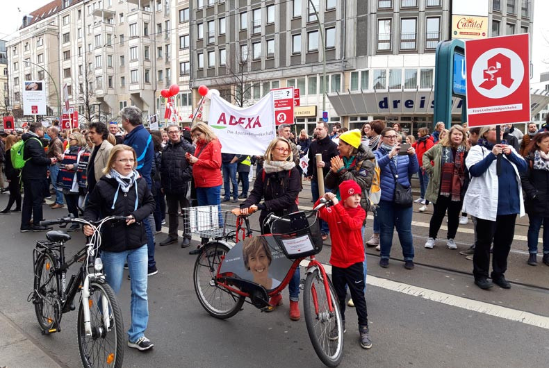 Zu Fuß und mit dem Fahrrad waren die Demonstranten in Berlin unterwegs.