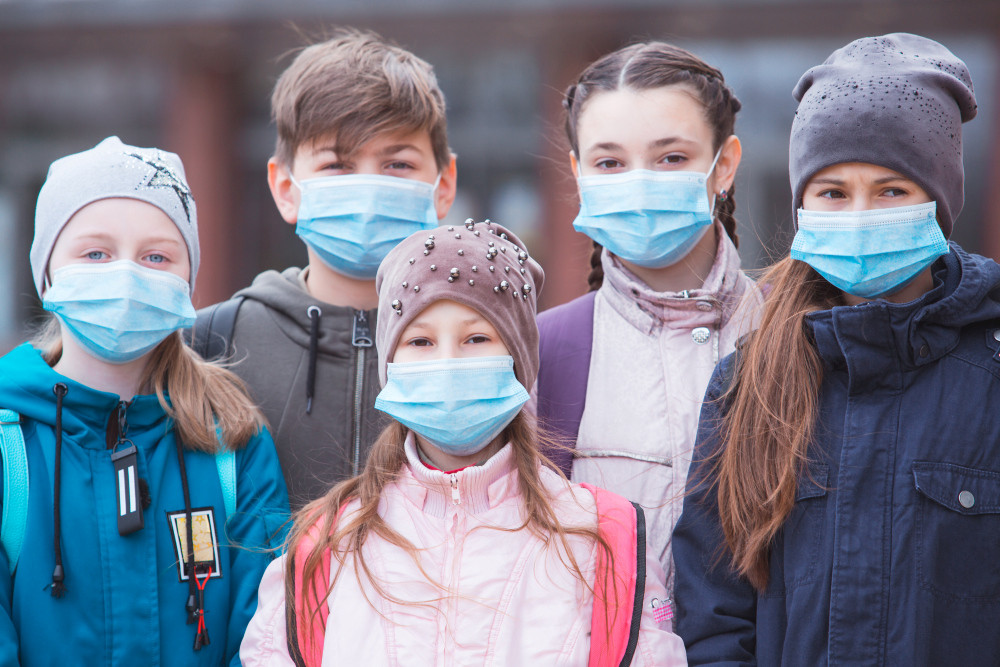 Kinder mit Masken Kinder mit Masken