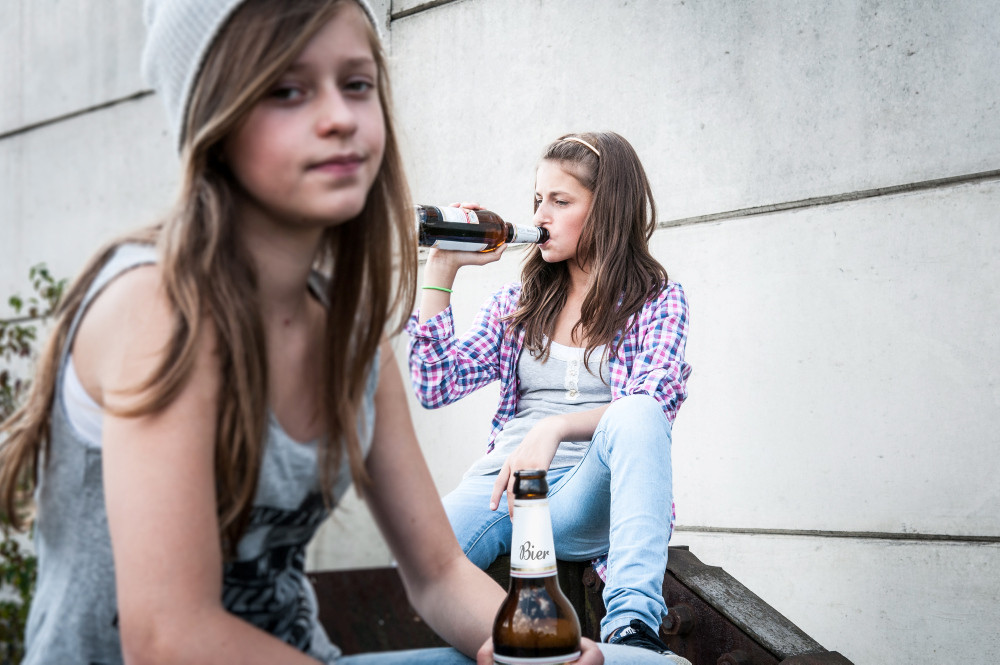Zwei Mädchen mit Bierflaschen