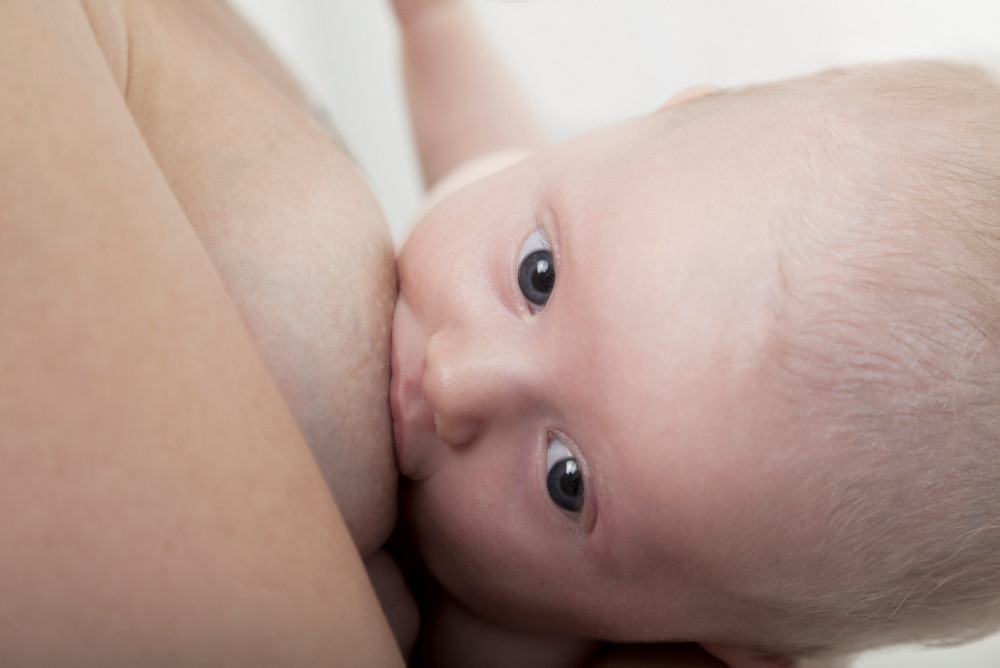 Baby an der Brust (Symbolbild mit Fotomodell)