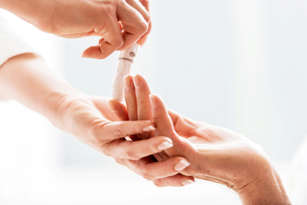 Blutzuckertestung am Zeigefinger Blutzuckertestung am Zeigefinger