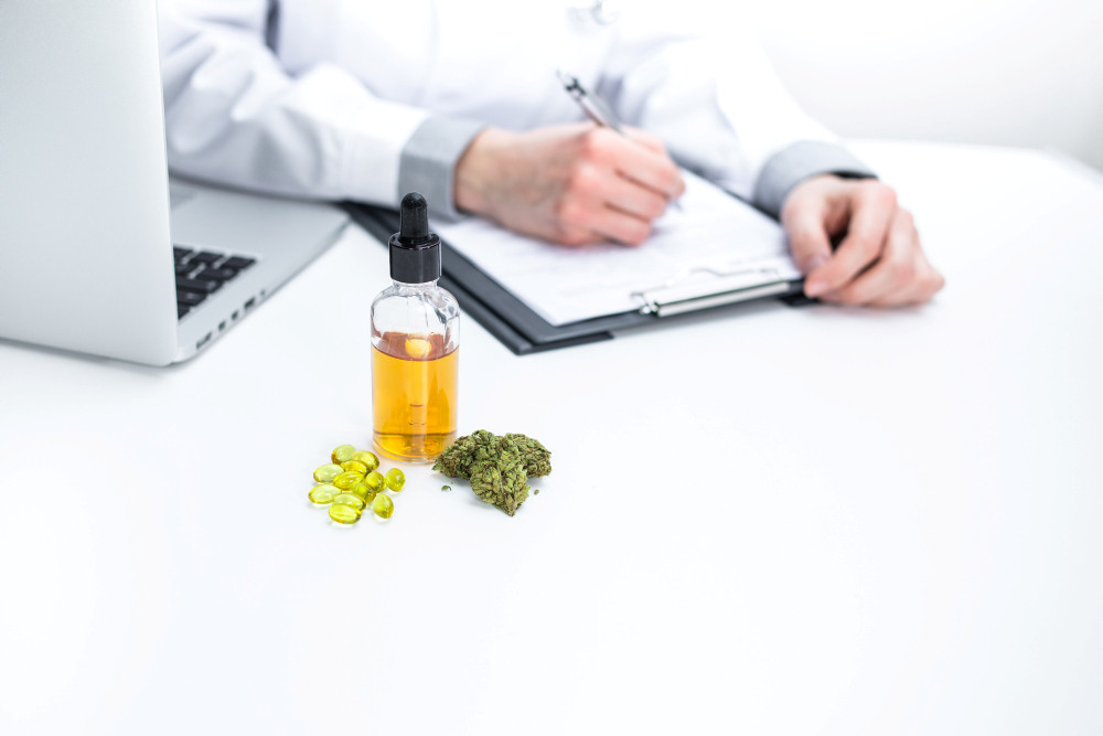 Medizinalcannabis im Vordergrund, im Hintergrund Arzt, der einen Fragebogen ausfüllt