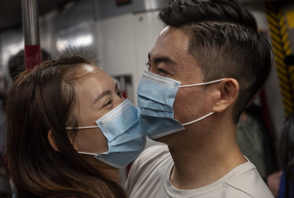 Chinesisches Paar mit Mundschutz