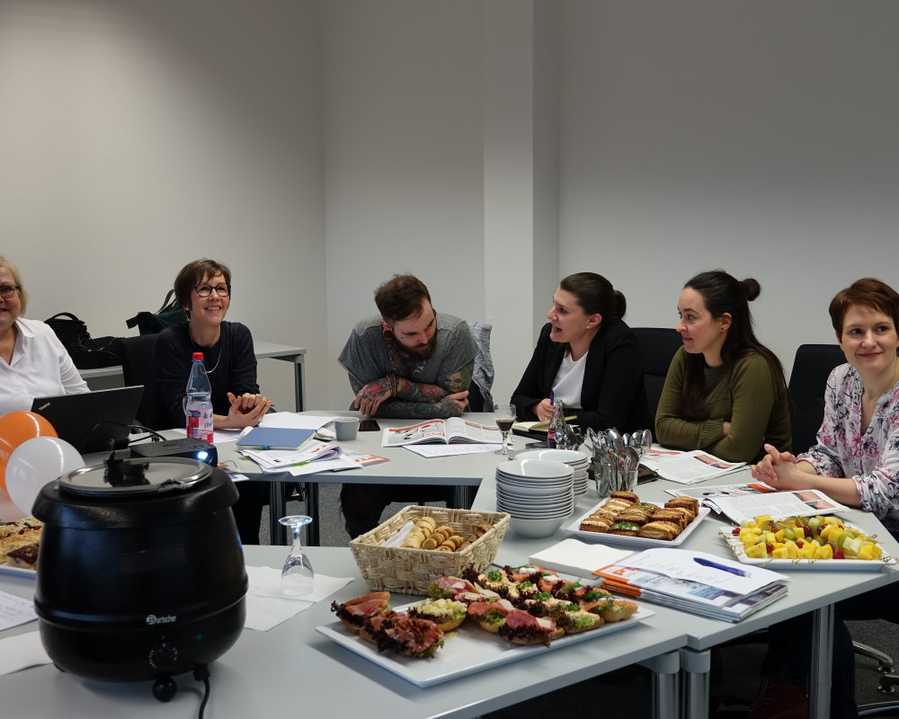 Chefredakteurin Julia Pflegel stellt dem PTA Beirat das neue Layout vor.