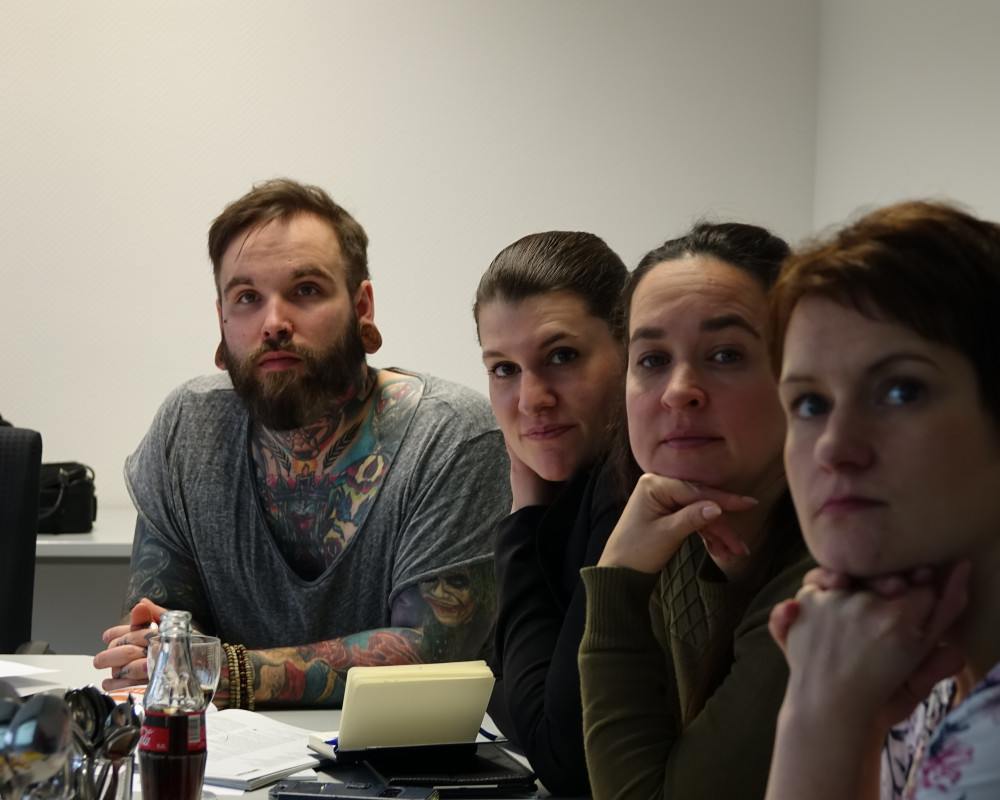 Sebastian Giemsch, Sarah Siegler, Lorena Denoville und Britta Fröhling (v. l.) betrachten das neue Layout.