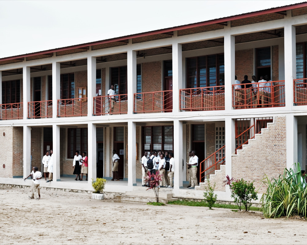 PTA-Schüler im ostafrikanischen Burundi im Labor