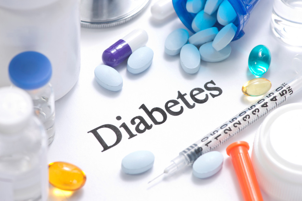 Stilleben Diabetes mit Tabletten und Insulinspritze