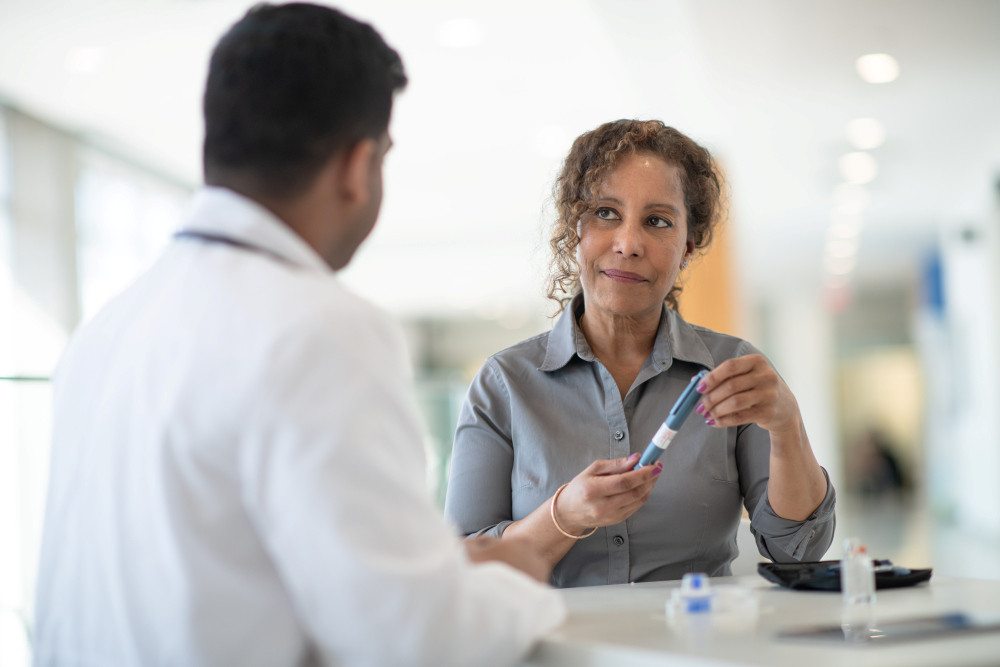 Eine Frau wird von einem Mann zum Thema Diabetes beraten