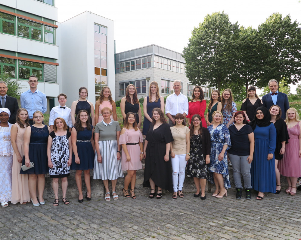 Die Absolventen: Zeynep Akyol (B), Büsra Batur (B), Ann-Kathrin Brändle, Lena Bschorr (P), Iliana Dreas, Melissa Durmus, Sophia Franke, Marisa Frisch (P), Johanna Geißler (P), Eva Götz (B), Lena Jäschke, Sonja Kryvitsky, Alina Leßmann, Jasmin Martel