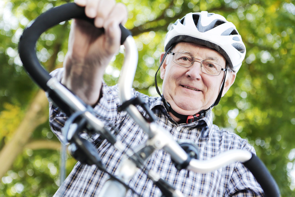 Älterer Mann auf dem Fahrrad 
