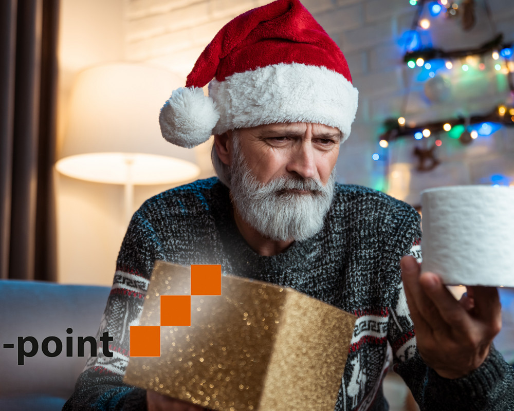 Mann mit Weihnachtsmütze, Geschenk und Klopapier Mann mit Weihnachtsmütze, Geschenk und Klopapier