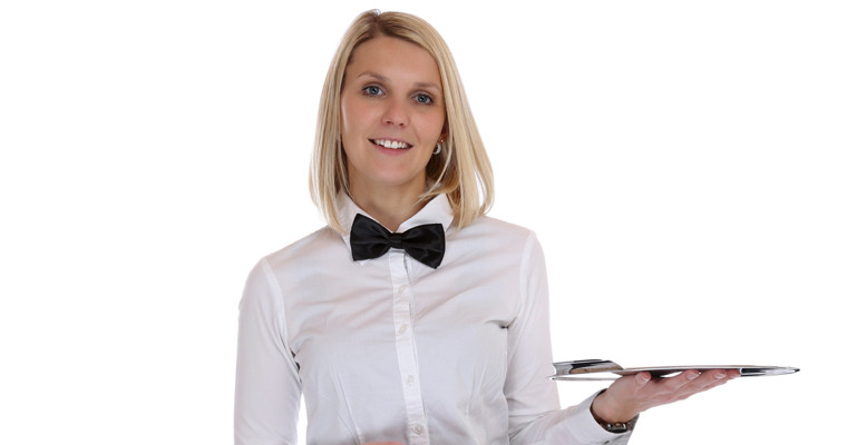 Junge Frau mit weißem Hemd und Fliege und Tablett in der Hand