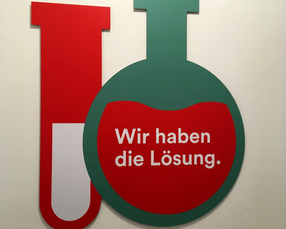 Wir haben die Lösung: Reagenzglas an Schulwand