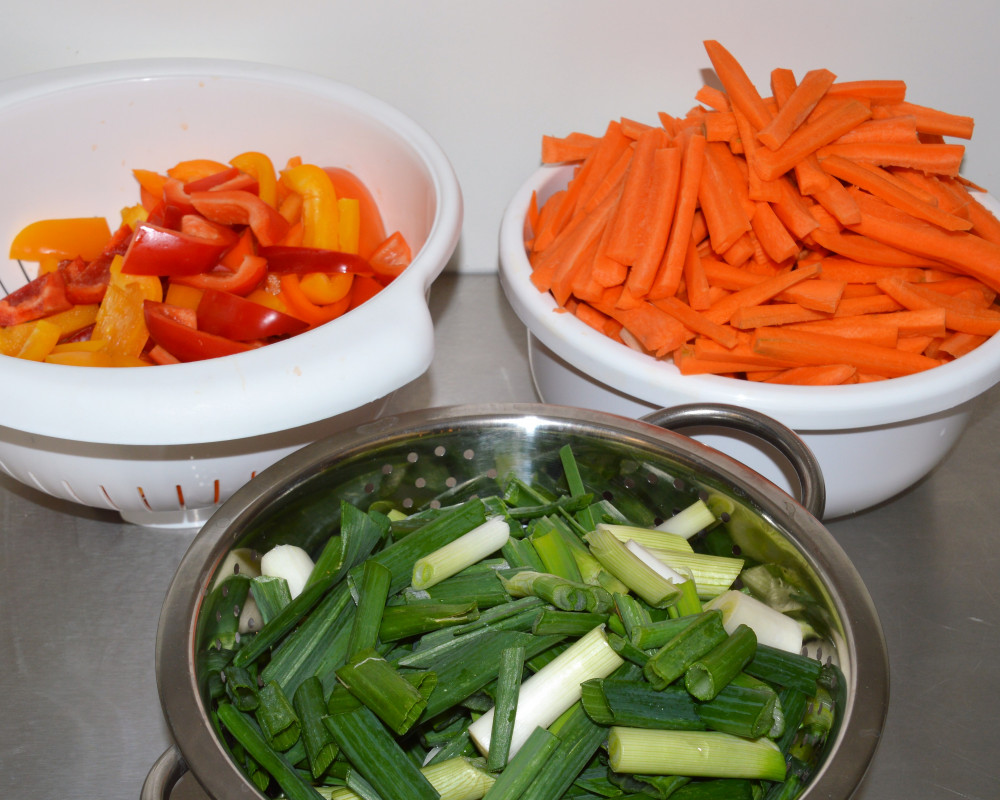 Klein geschnittene Rohkost: Paprika, Karotten, Frühlingszwiebeln