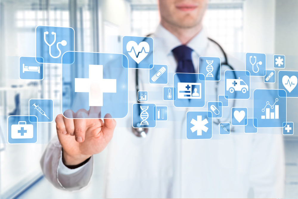 Arzt vor virtuellen Gesundheits-Icons