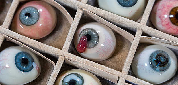 Medizinhistorische Glasaugensammlung in einem Setzkasten. Medizinhistorische Glasaugensammlung in einem Setzkasten.