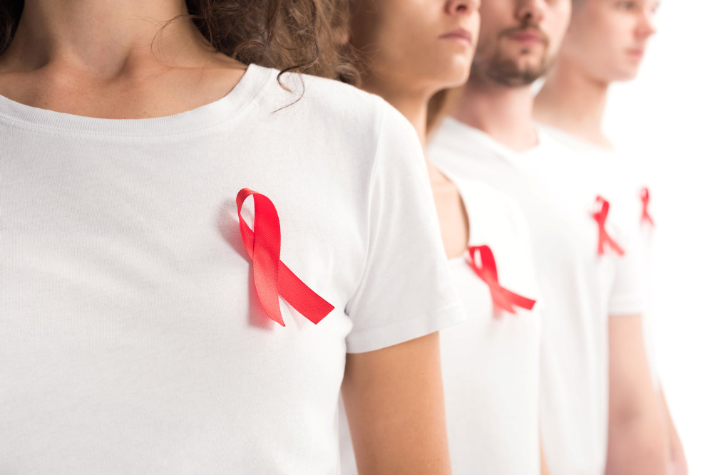 Gruppe von Menschen mit der roten „HIV-Schleife“
