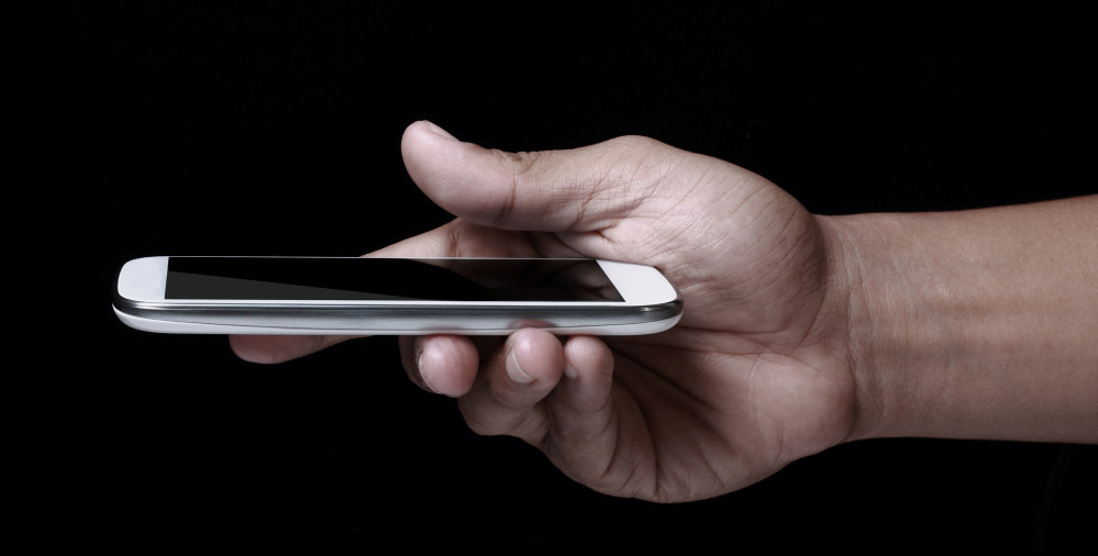 Hand hält Smartphone Hand hält Smartphone