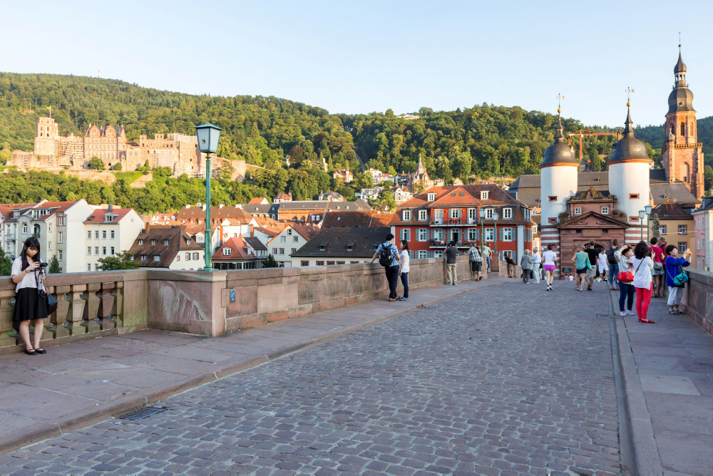 Blick von der Alten Brücke auf das Heidelberger Schloss und die Heiliggeistkirche.
