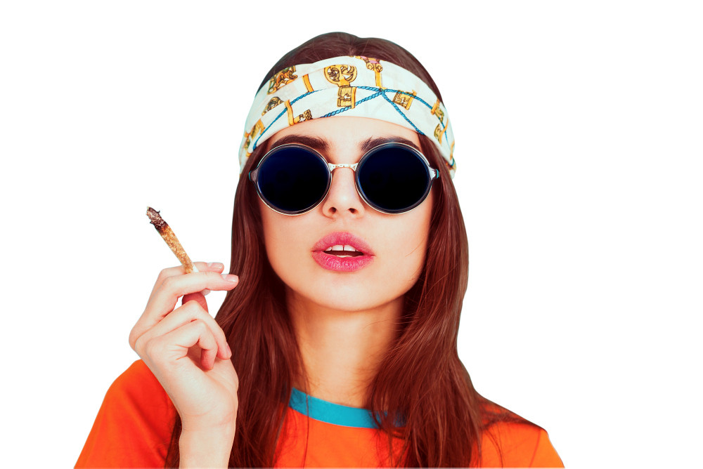 Hippie-Mädchen raucht einen Joint
