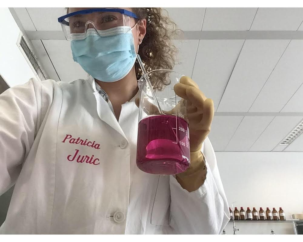 Patricia Juric im Chemielabor