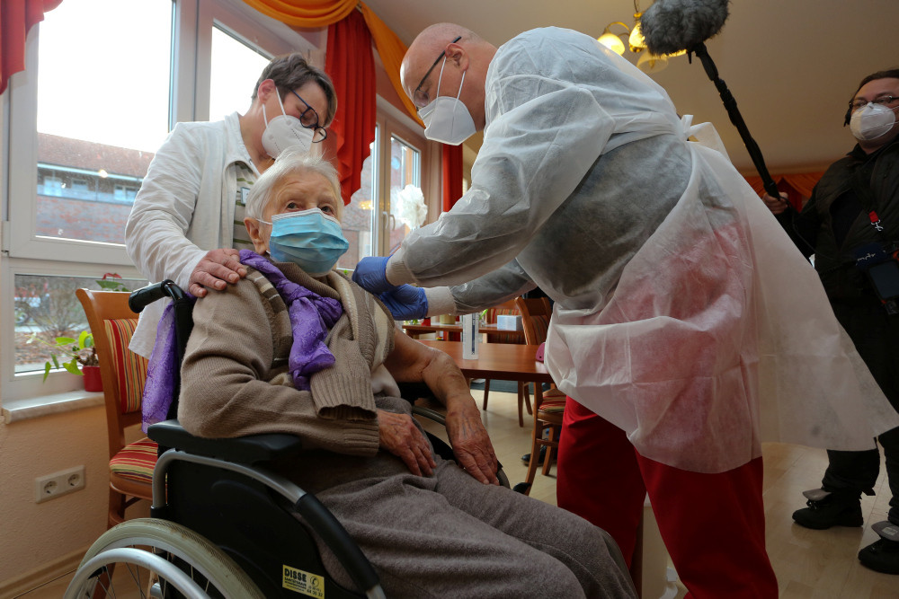 Die Heimbewohnerin Edith Kwoizalla (101) in Halberstadt ist die erste Deutsche, die gegen Corona geimpft wurde. 