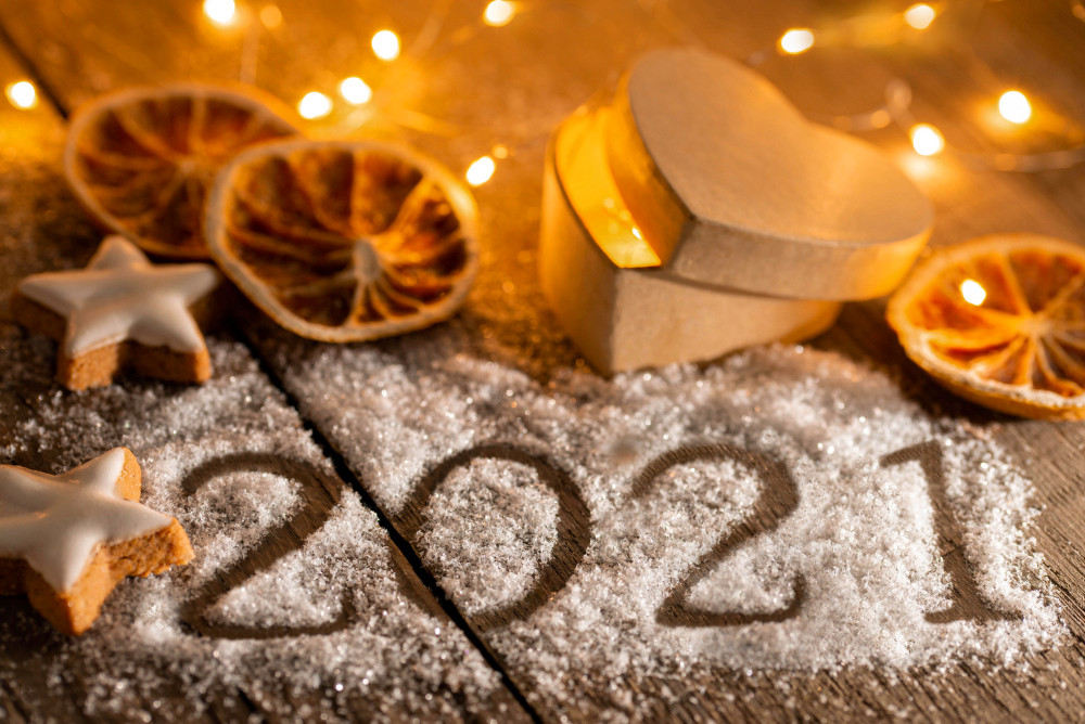 Jahreswechsel 2021 - Jahreszahl auf Holz mit Weihnachtsdeko Jahreswechsel 2021 - Jahreszahl auf Holz mit Weihnachtsdeko
