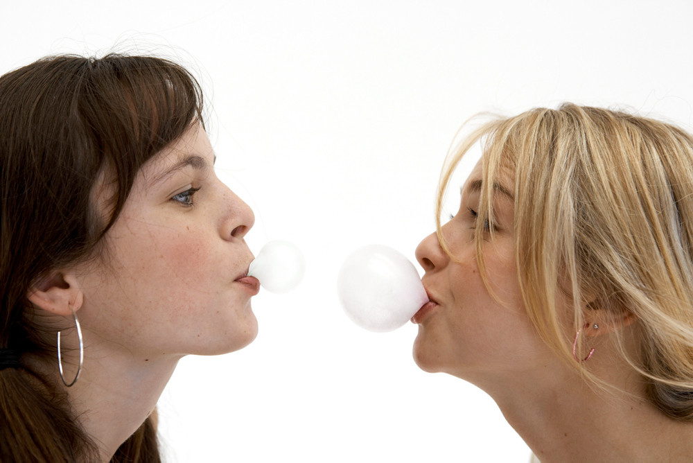 Zwei Frauen, die Kaugummiblasen machen