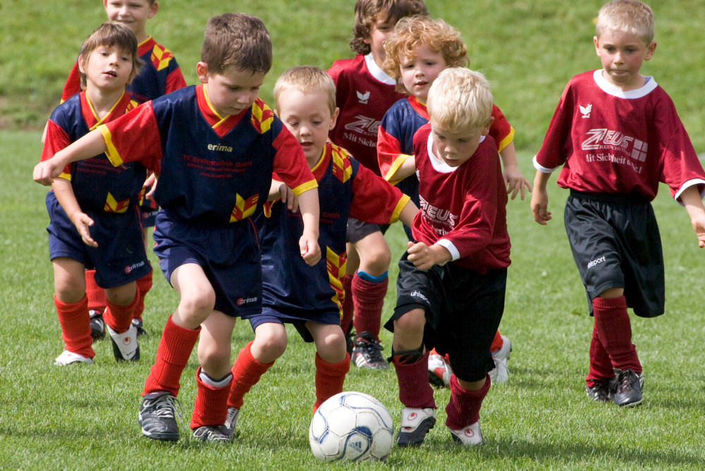 Fußballspielende Kinder