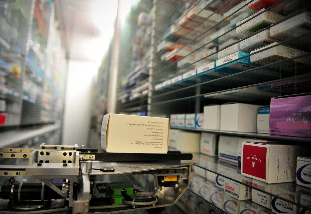 Ein Kommissionierautomat holt eine Medikamentenschachtel Ein Kommissionierautomat holt eine Medikamentenschachtel