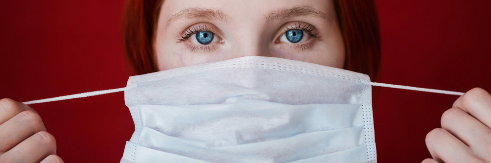 Frau mit Mund-Nase-Maske Frau mit Mund-Nase-Maske