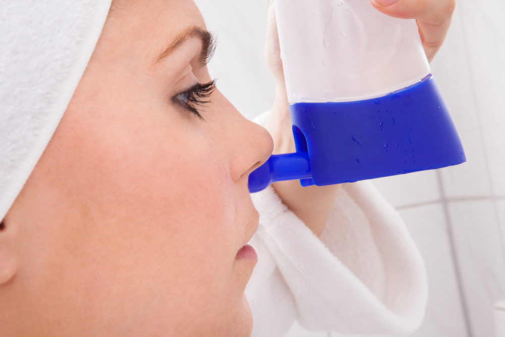 Nasenduschen und Nasenspüllösung inklusive Aufbewahrungsgefäß sollten täglich in der Mikrowelle dekontaminiert werden. Nasenduschen und Nasenspüllösung inklusive Aufbewahrungsgefäß sollten täglich in der Mikrowelle dekontaminiert werden.