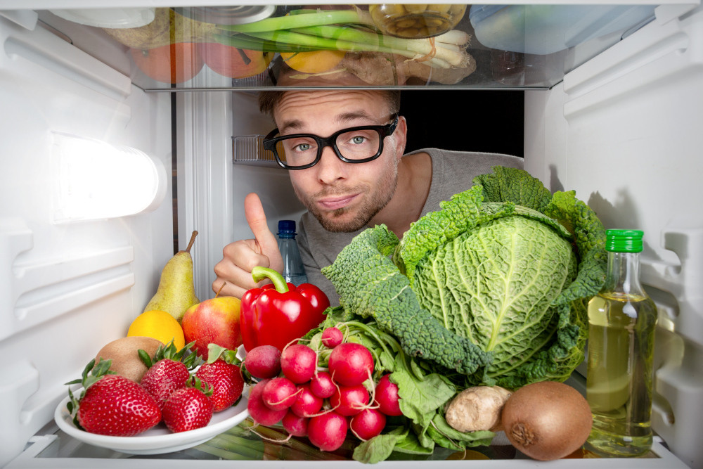 Kühlschrank voll Obst und Gemüse