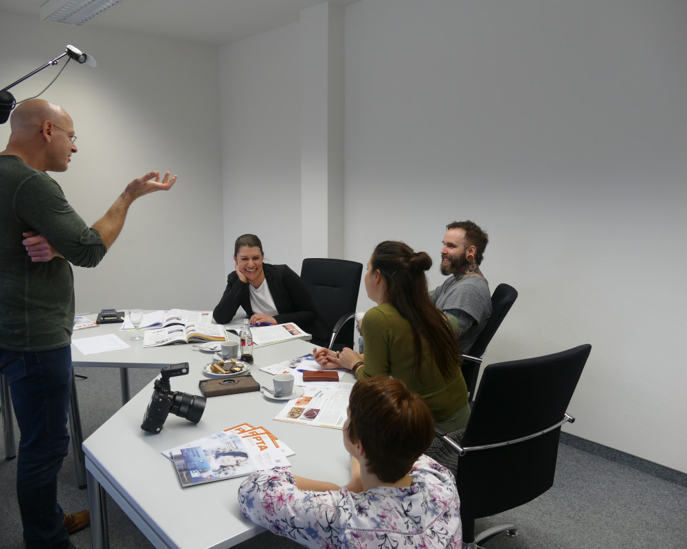 Thomas Heilmann spricht mit den PTA ab, wie sie sich beim Fotshooting verhalten sollen